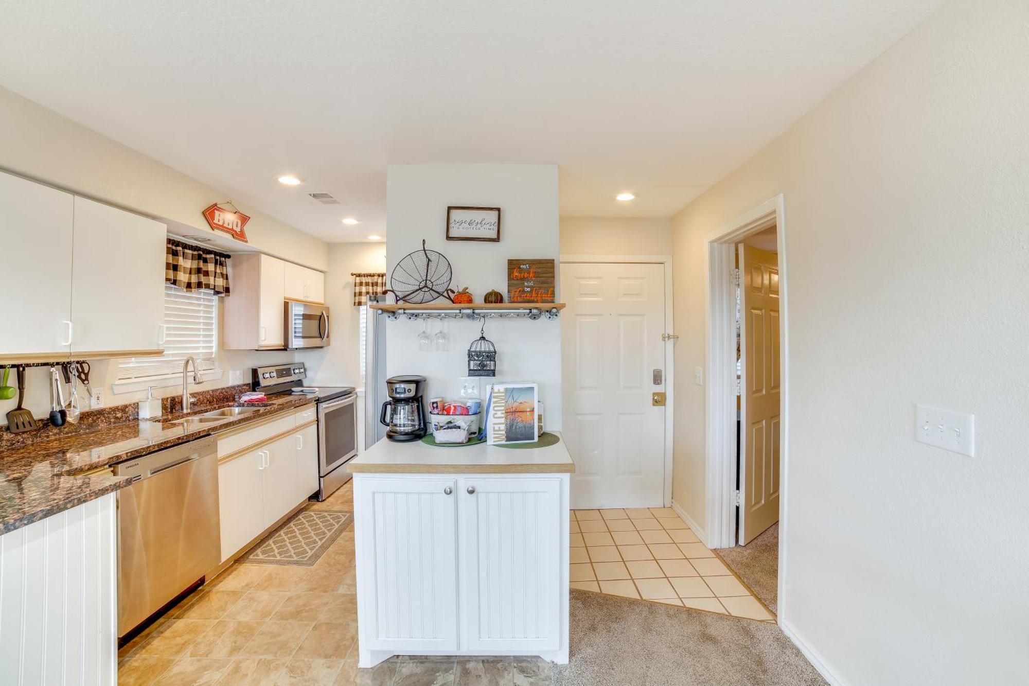 Apartamento With Balcony, Near Silver Dollar City! *