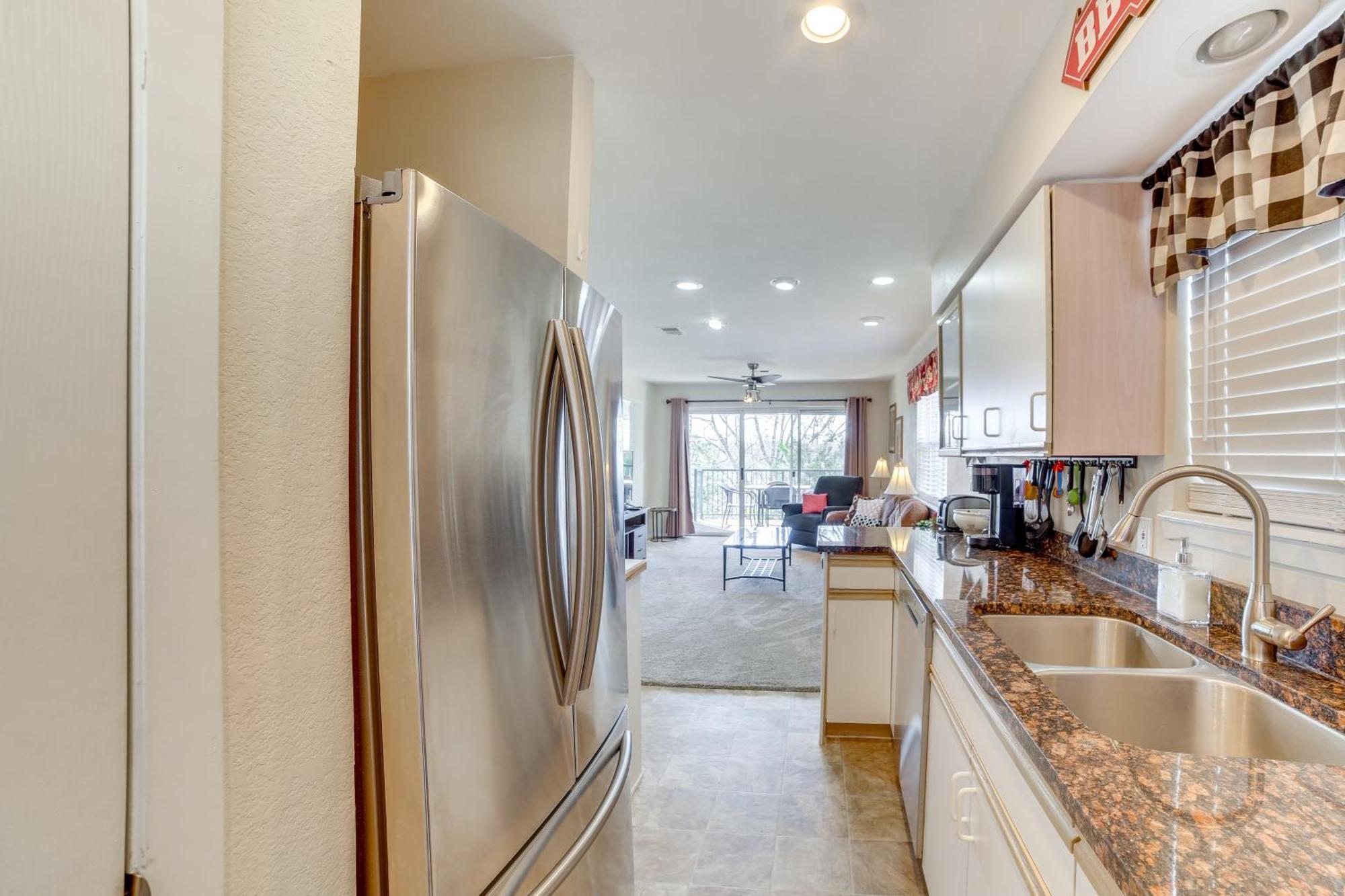 With Balcony, Near Silver Dollar City! Apartamento
