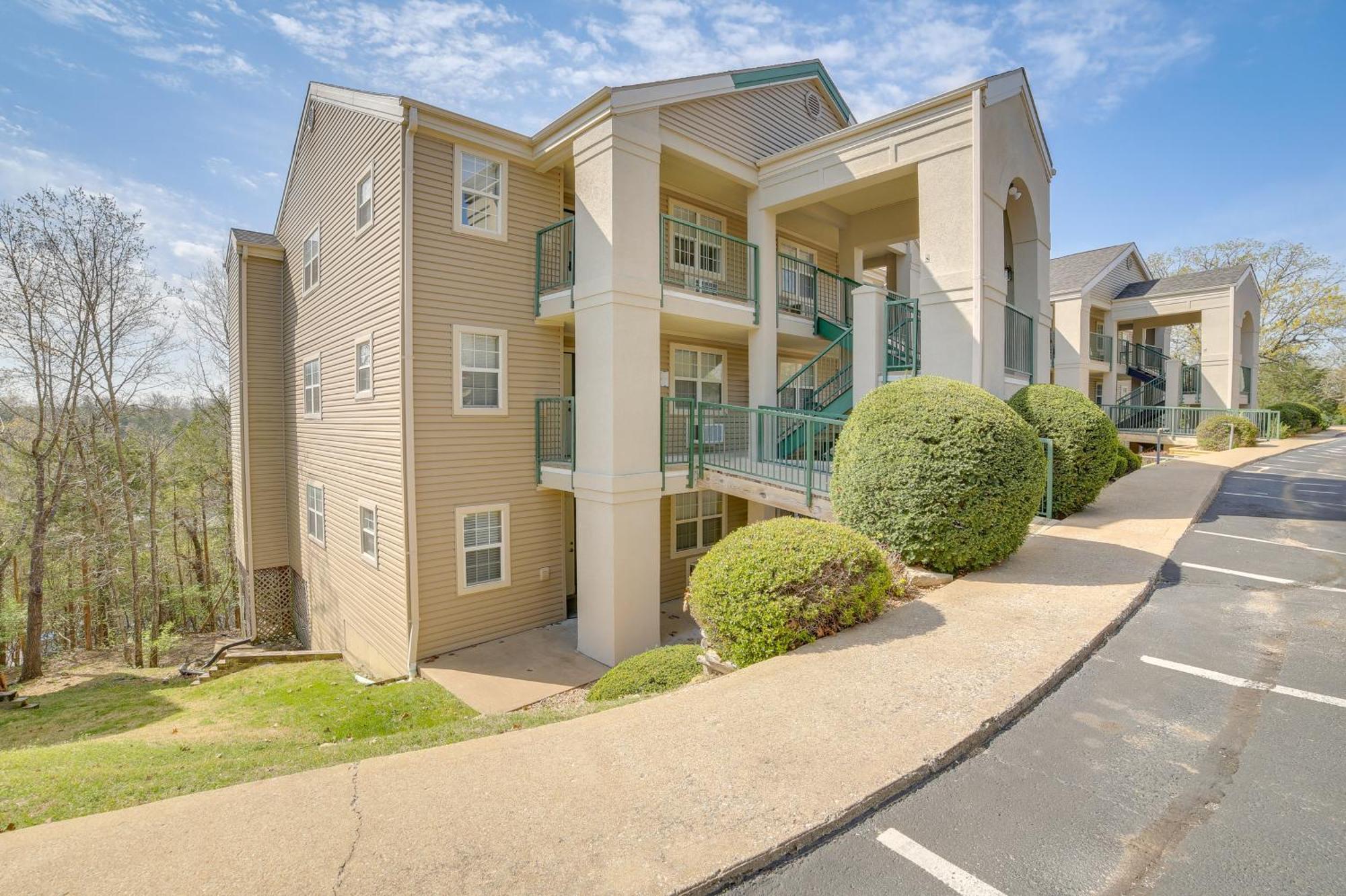 Apartment With Balcony, Near Silver Dollar City! *